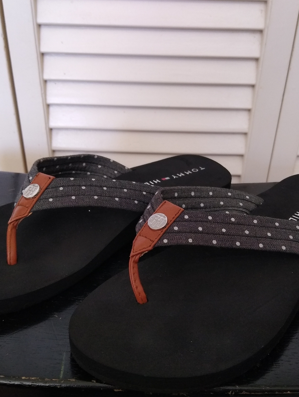 Tommy Hilfiger Flip Flops Womens ~8.5 Gray Polka Dot Thong Sandals Casual - Picture 5 of 9